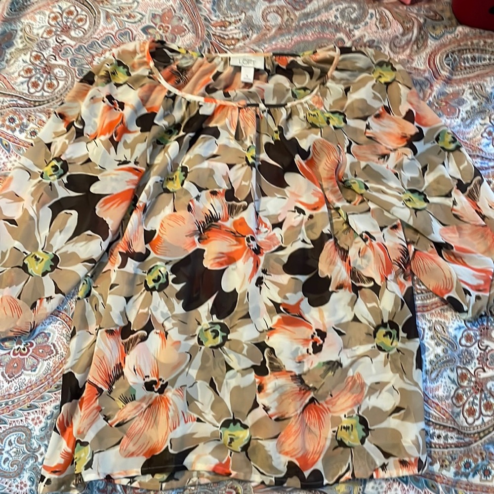 Flowy LOFT shirt perfect for casual wear or work